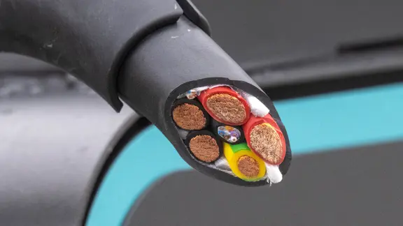 Ein von Dieben abgeschnittenes Ladekabel an einer E-Auto-Ladestation. | picture alliance/dpa, Stefan Sauer Ein von Dieben abgeschnittenes Ladekabel an einer E-Auto-Ladestation.