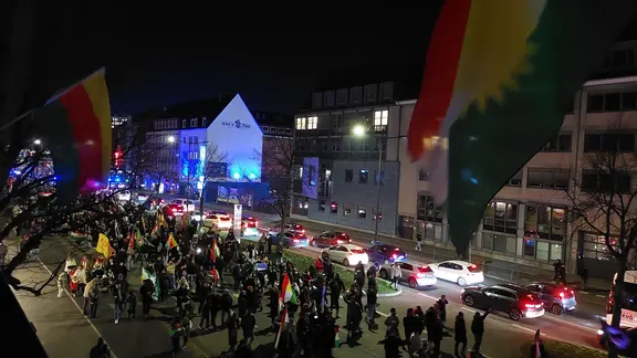 Hunderte Demonstrierende mit Kurdistanflaggen ziehen ab Abend durch die Straße Am Wall im Kieler Rotlichtviertel.