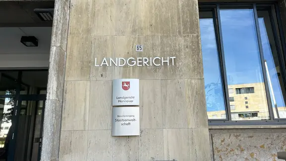 Das Eingangs-Schild am Eingang vom Landgericht in Hannover. | NDR, Paola Mester Das Eingangs-Schild am Eingang vom Landgericht in Hannover.