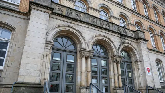 Blick auf den Eingang des Landgerichts Osnabrück. | picture alliance/dpa, Focke Strangmann Blick auf den Eingang des Landgerichts Osnabrück.