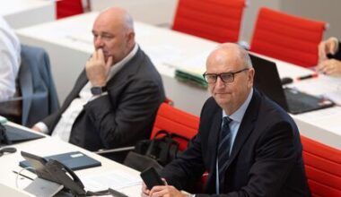 Dietmar Woidke (r,SPD), Ministerpräsident von Brandenburg, und Robert Crumbach (l,BSW), Brandenburgs Minister der Finanzen und für Europa.
