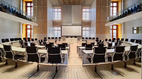 Der leere Plenarsaal des Landtags von Mecklenburg-Vorpommern im Schweriner Schloss. (Themenbild) | IMAGO/blickwinkel/S.Ziese Der leere Plenarsaal des Landtags von Mecklenburg-Vorpommern im Schweriner Schloss. (Themenbild)