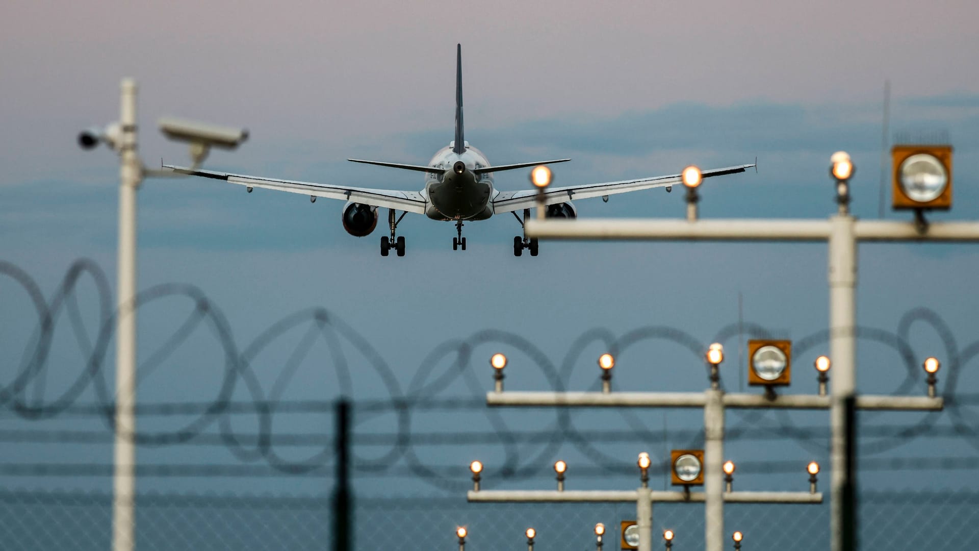 Landung eines Flugzeug am Flughafen BER (Archivbild): Bundesverkehrsminister Patrick Schnieder (CDU) erwägt, mehr Langstreckenflüge von Berlin aus zu ermöglichen.