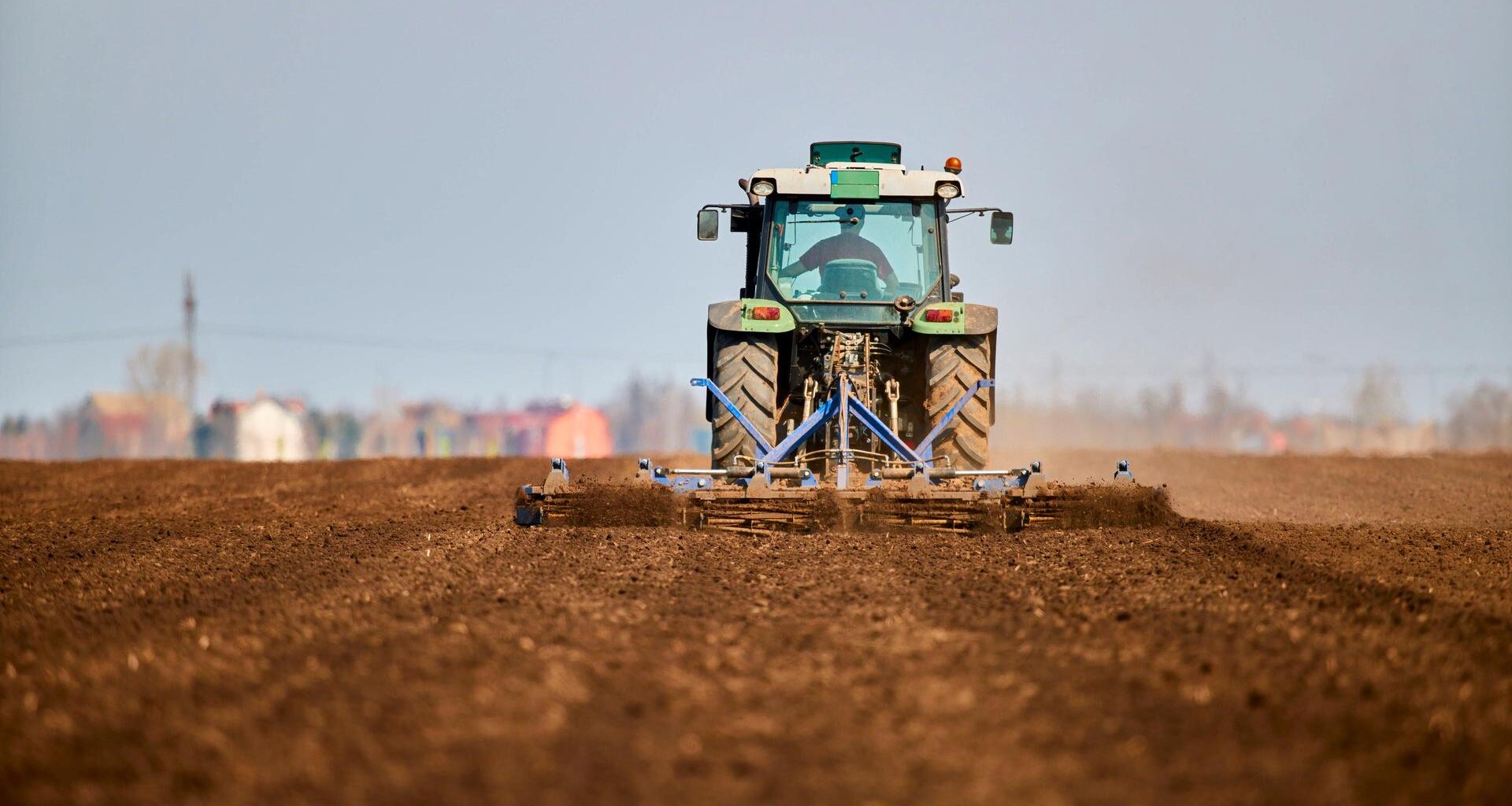 Ein Traktor fährt über ein Feld.