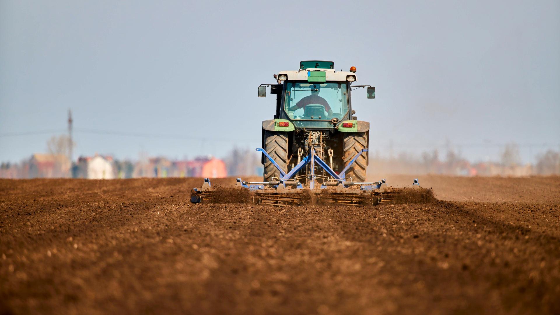 Ein Traktor fährt über ein Feld. Ein Traktor fährt über ein Feld.