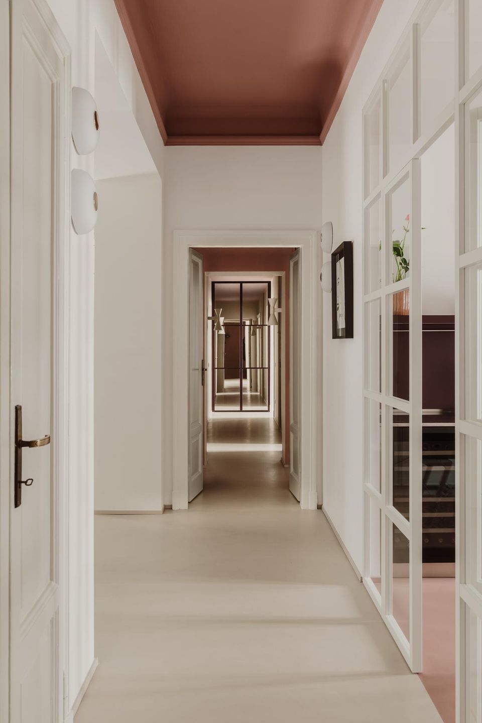 Langer Flur mit auberginenfarbener Decke