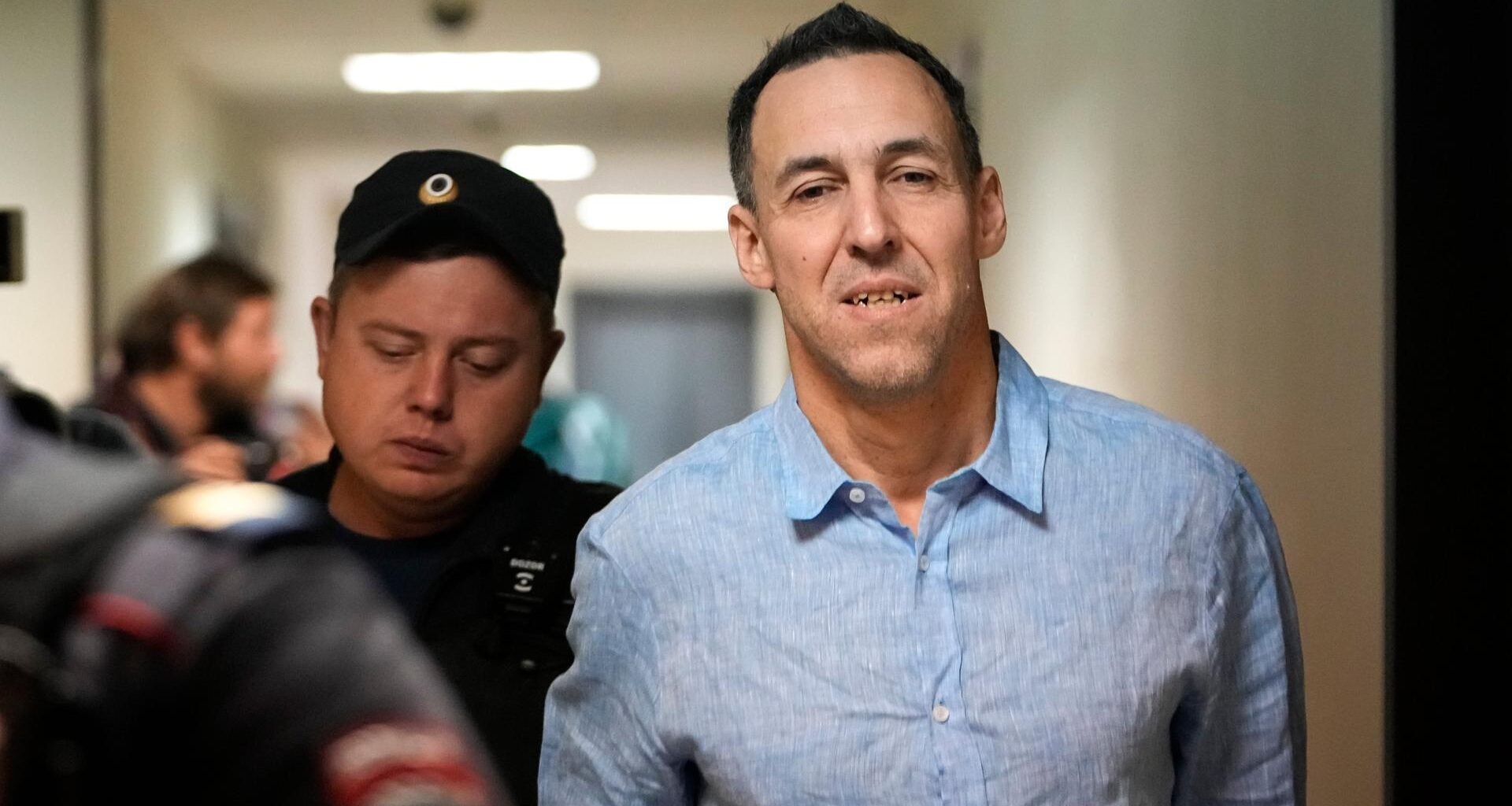 Der französische Staatsbürger Laurent Vinatier wird in den Gerichtssaal des Bezirksgerichts Zamoskvoretsky begleitet.