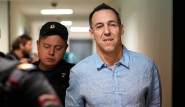 Der französische Staatsbürger Laurent Vinatier wird in den Gerichtssaal des Bezirksgerichts Zamoskvoretsky begleitet.