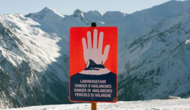 Ein Schild warnt in einem Skigebiet in den Alpen vor Lawinengefahr (Archivbild)