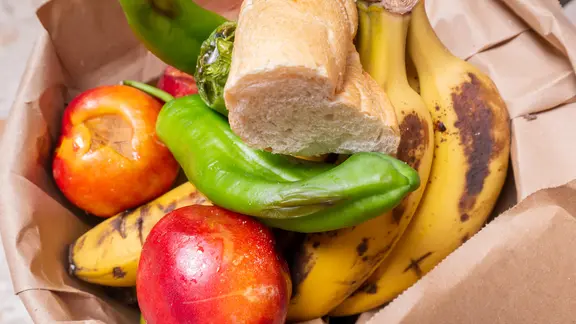 Verderbende Lebensmittel in einer Abfalltüte. | picture alliance / CHROMORANGE, Andreas Poertner Verderbende Lebensmittel in einer Abfalltüte.