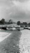 Damit vor allem die Landwirte den Lech zwischen Augsburg und Gersthofen queren können, wurde 1954 ein provisorischer Übergang aus Holz errichtet. 
