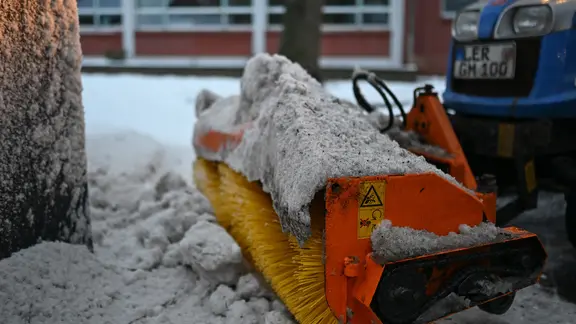Am Teletta-Groß-Gymnasium räumt der Hausmeister den Schnee vom Schulhof.