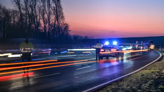 Polizisten regeln den Verkehr auf der A31 bei Leer.