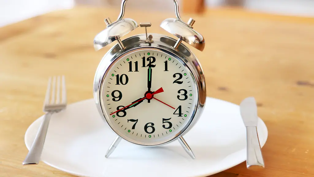 leerer-Teller-Besteck-und-Wecker-Symbolbild-fuer-Intervallfasten-empty-plate-cutlery-and-alarm-clock-symbolic-image-for-intermittent-fasting-BLWS734556-empty-Plate-Cutlery-and-Alarm-clock-Symbol-image-for-Intermittent-fasting-Empty-plate-cutlery-and-Alarm-clock-symbolic-Image-for-intermittent-fasting-BLWS734556-Copyright-xblickwinkel-R