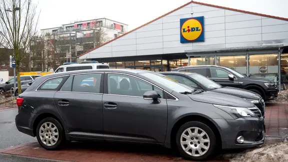 Autos stehen auf dem Parkplatz des Discounters Lidl.
