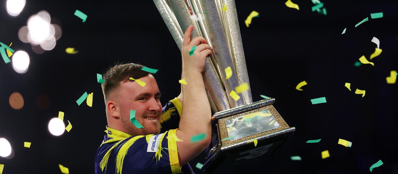 Luke Littler hält den WM-Pokal in die Höhe | Getty Images/Warren Little Luke Littler hält den WM-Pokal in die Höhe