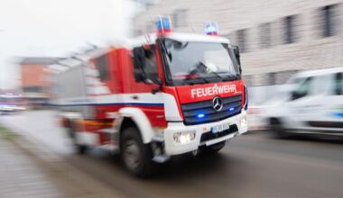 Brand Daxlanden Feuerwehr löscht Holzunterstand nach schnellem Einsatz