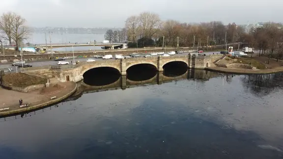 Blick auf die Lombardsbrücke in Hamburg.