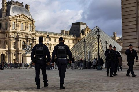 Polizeibeamte am Louvre in Paris