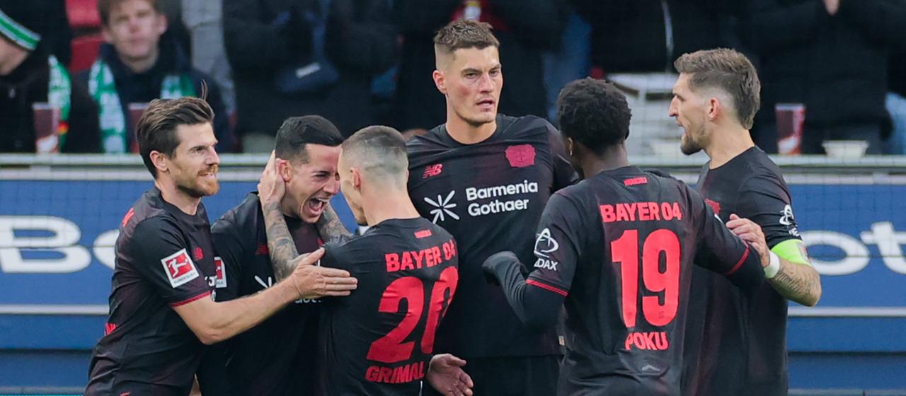 Fußballprofi Lucas Vazquez (2. v.l.) bejubelt mit Teamkollegen von Bayer 04 Leverkusen ein Tor | dpa/Vennenbernd Fußballprofi Lucas Vazquez (2. v.l.) bejubelt mit Teamkollegen von Bayer 04 Leverkusen ein Tor