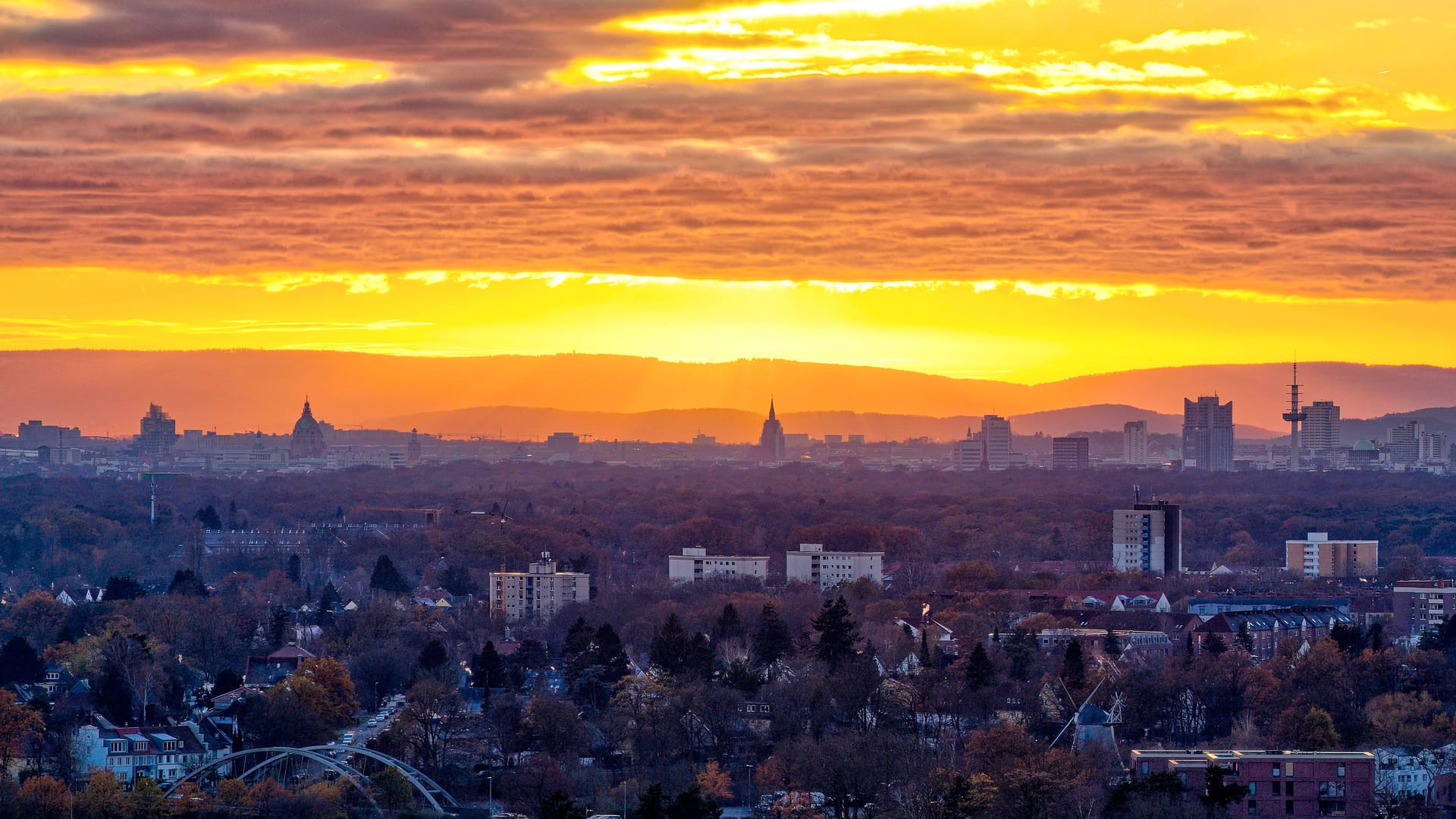 Sonnenuntergang in Hannover: Bald werden die Tage wieder deutlich länger.