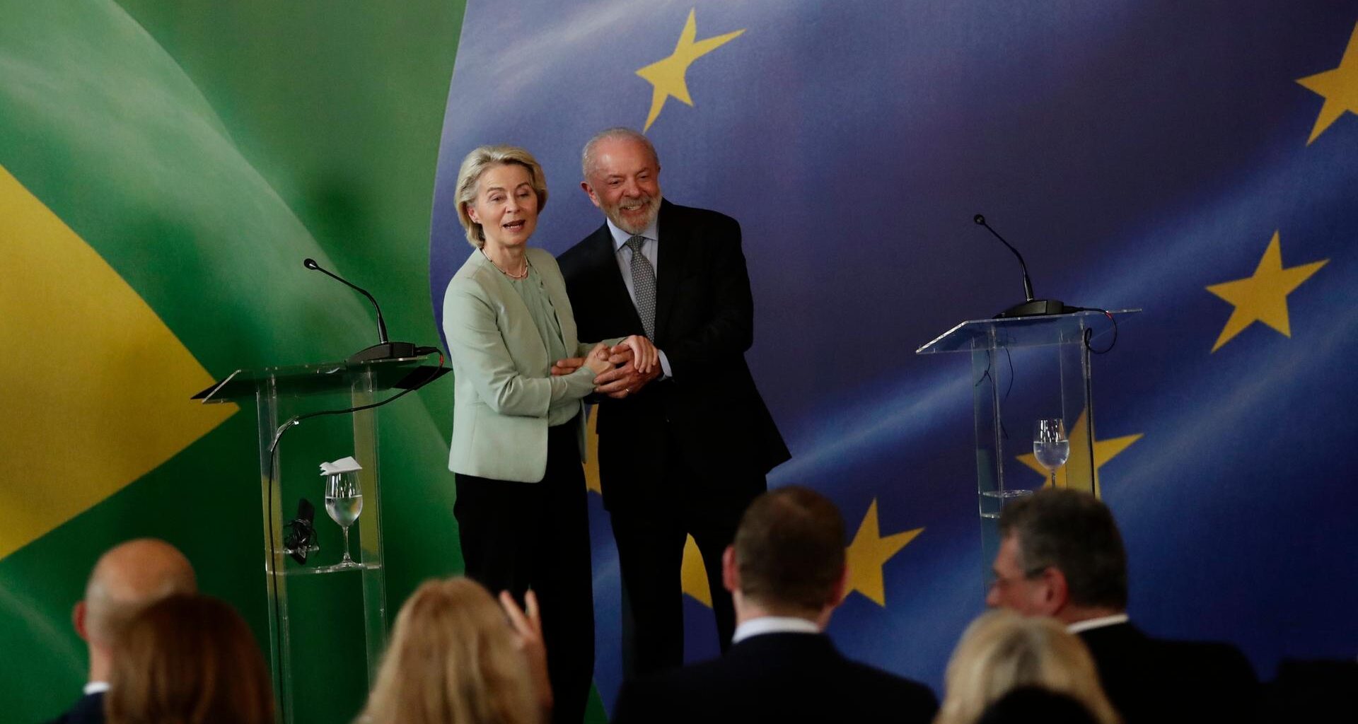 EU-Kommissionspräsidentin Präsidentin Ursula von der Leyen und der brasilianische Präsident Luiz Inacio Lula da Silva bei einer gemeinsamen Erklärung. Im Hintergrund die Flaggen Brasiliens und der Europäischen Union