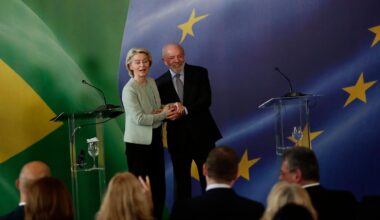 EU-Kommissionspräsidentin Präsidentin Ursula von der Leyen und der brasilianische Präsident Luiz Inacio Lula da Silva bei einer gemeinsamen Erklärung. Im Hintergrund die Flaggen Brasiliens und der Europäischen Union