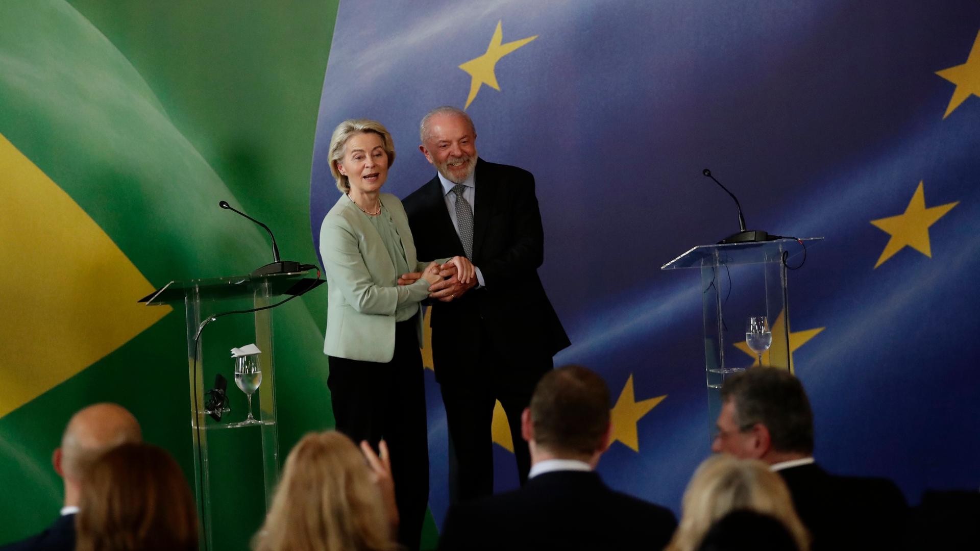 EU-Kommissionspräsidentin Präsidentin Ursula von der Leyen und der brasilianische Präsident Luiz Inacio Lula da Silva bei einer gemeinsamen Erklärung. Im Hintergrund die Flaggen Brasiliens und der Europäischen Union