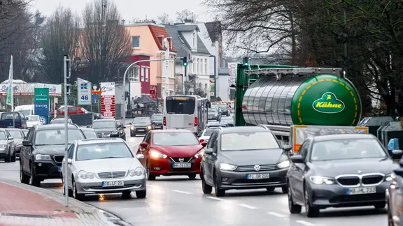 Zahlreiche Autos fahren auf der Luruper Hauptstraße in Hamburg.