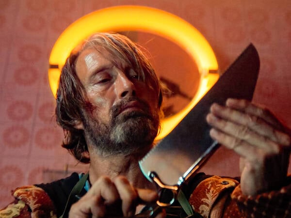 Mads Mikkelsen USA. Mads Mikkelsen in a scene from CRoadside Attractions new film: Dust Bunny 2026. PLOT: An eight-year-old girl asks her scheming neighbor for help in killing the monster under her bed that she thinks ate her family. LMK110-J11484-181225 Supplied by LMKMEDIA. Editorial Only. Landmark Media is not the copyright owner of these Film or TV stills but provides a service only for recognised Media outlets. PUBLICATIONxNOTxINxUKxUSAxCAN CreditIMAGO / Landmark Media
Aufnahmedatum
18.12.2025Medien-ID0843907608
Mediengröße3.887x2.176 PixelMads Mikkelsen USA. Mads Mikkelsen in a scene from (C)Roadside Attractions new film: Dust Bunny (2026). PLOT: An eight-year-old girl asks her scheming neighbor for help in killing the monster under her bed that she thinks ate her family. LMK110-J11484-181225 Supplied by LMKMEDIA. Editorial Only. Landmark Media is not the copyright owner of these Film or TV stills but provides a service only for recognised Media outlets.
