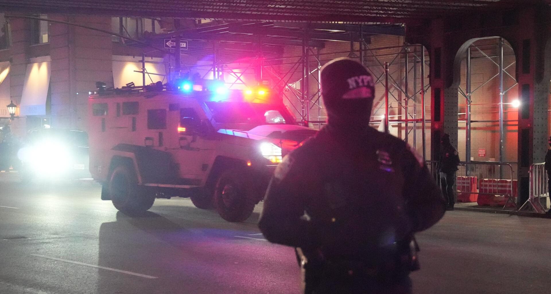 Ein gepanzertes Fahrzeug kommt an der Zentrale der US Drug Enforcement Administration (DEA) in Manhattan an.