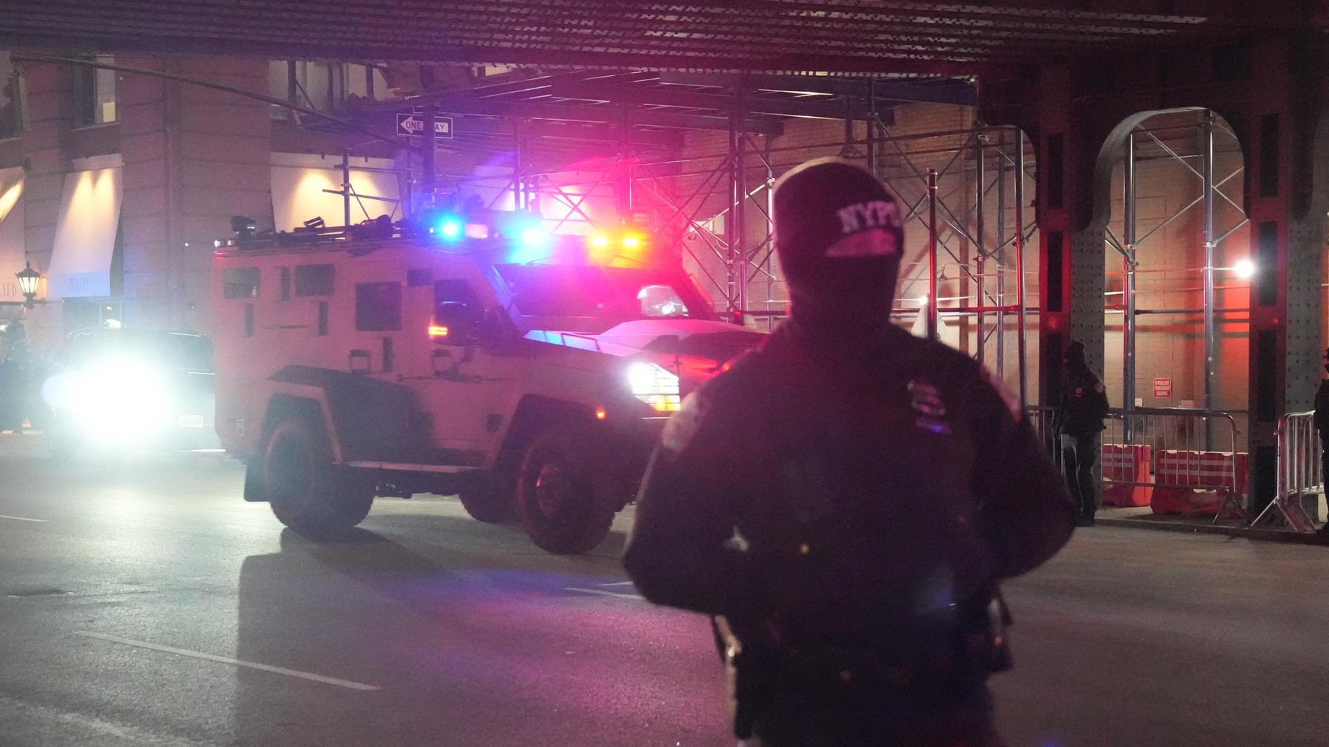 Ein gepanzertes Fahrzeug kommt an der Zentrale der US Drug Enforcement Administration (DEA) in Manhattan an.