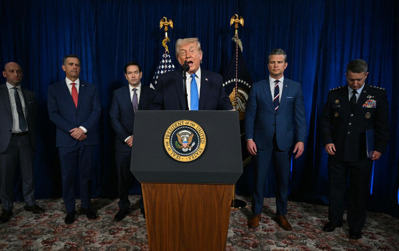 Trump spricht hinter einem Rednerpult. Hinter ihm stehen Mitglieder der US-Regierung.