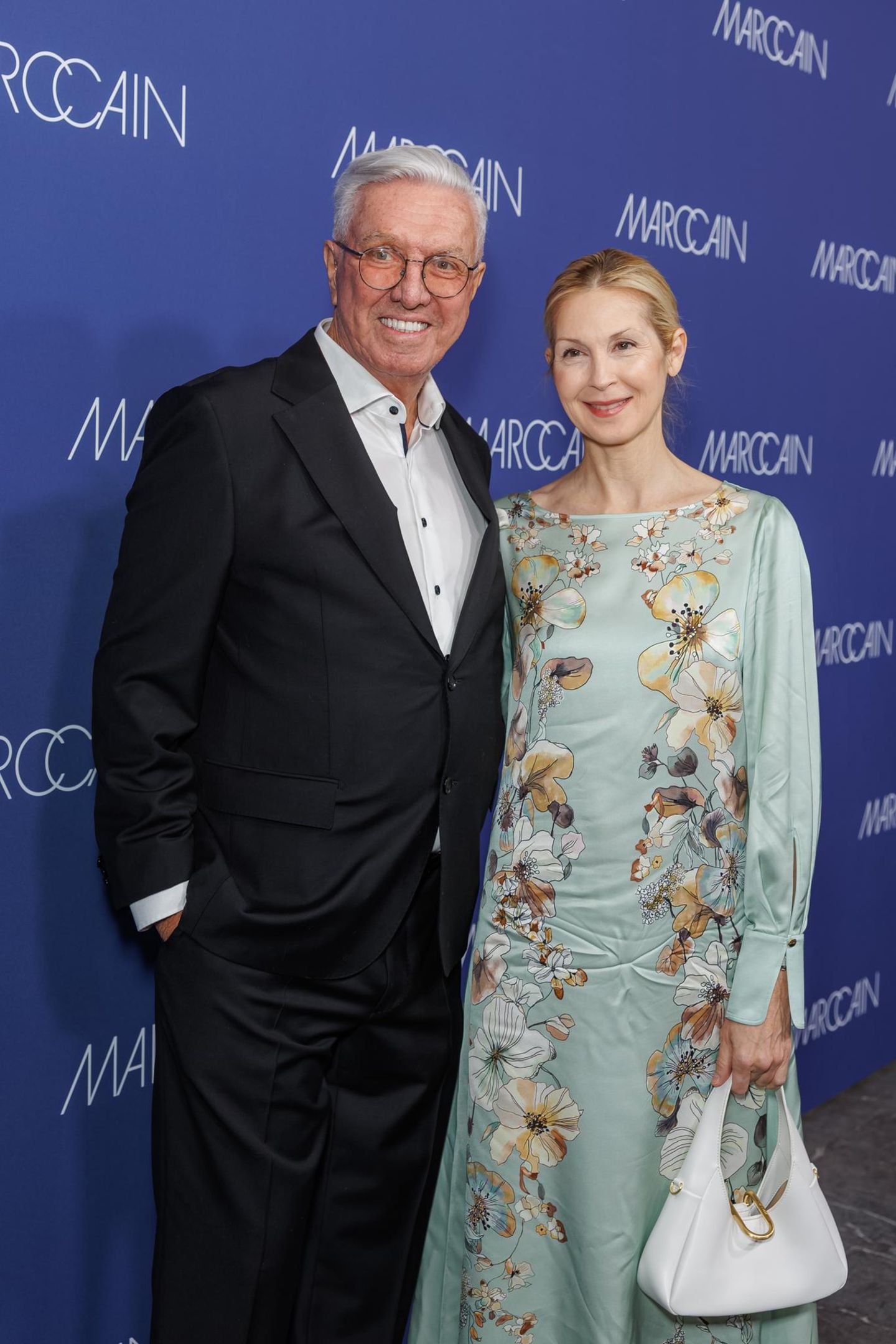 Wenn Marc Cain zur Modenschau einlädt, fliegen sogar die Hollywood-Stars nach Berlin. So auch "Gossip Girl"-Star Kelly Rutherford, die mit Helmut Schlotterer auf dem Red Carpet posiert.