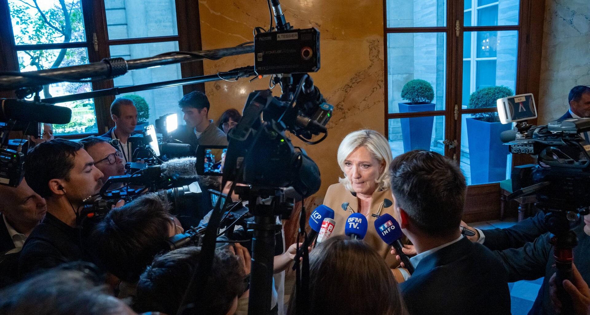 Marine Le Pen, die heutige Fraktionschefin des Rassemblement National (RN), wird von Journalisten und Kameras im Korridor der Nationalversammlung umringt. Paris, 20. Mai 2025