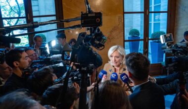 Marine Le Pen, die heutige Fraktionschefin des Rassemblement National (RN), wird von Journalisten und Kameras im Korridor der Nationalversammlung umringt. Paris, 20. Mai 2025