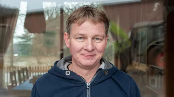 Martin Schulz, Landwirt und Vorsitzender der Arbeitsgemeinschaft bäuerliche Landwirtschaft, lächelt in die Kamera.