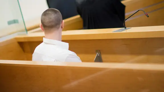 Der Angeklagte Alexander K. sitzt am 23.10.2013 im Landgericht in Hannover.