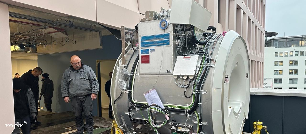 Ein MRT-Gerät wird angeliefert | MDR/Monika di Carlo Ein MRT-Gerät wird angeliefert