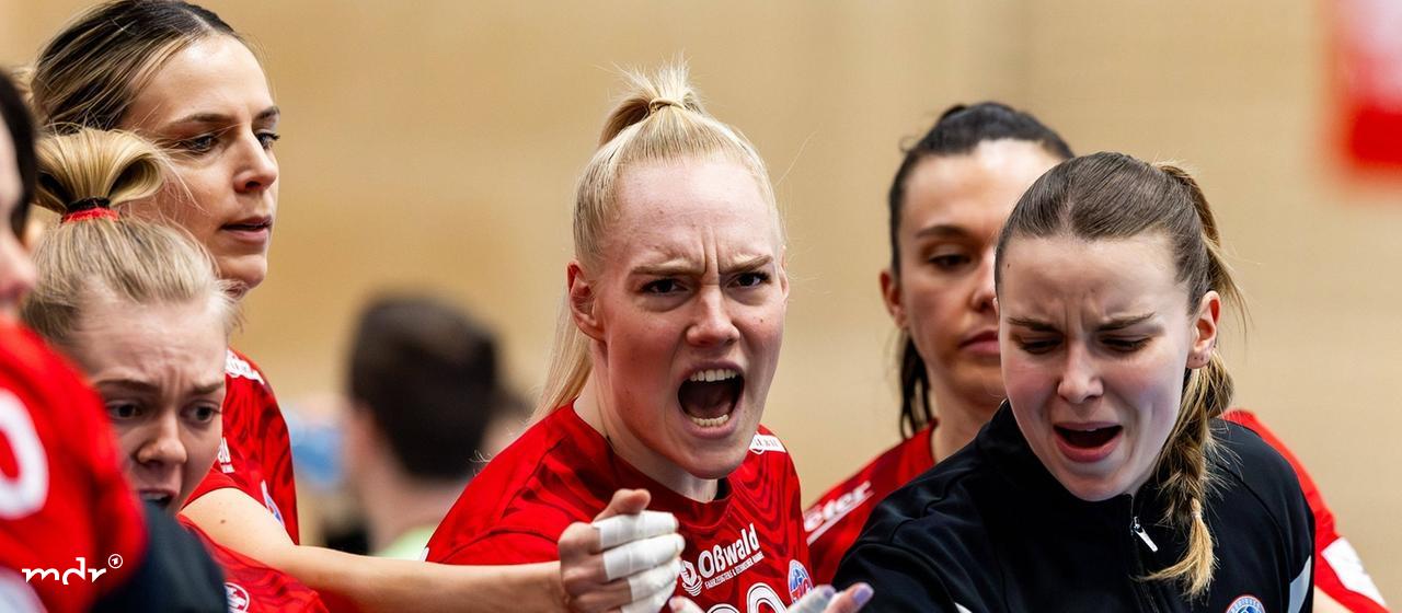 Johanna Reichert (Thüringer HC,29) gemeinsam mit dem Team Mannschaft kurz vor Anpfiff | IMAGO / Christian Heilwagen Johanna Reichert (Thüringer HC,29) gemeinsam mit dem Team Mannschaft kurz vor Anpfiff