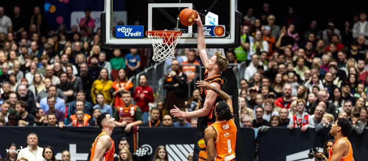 Lars Thiemann (RASTA Vechta 21) mit einem Dunk