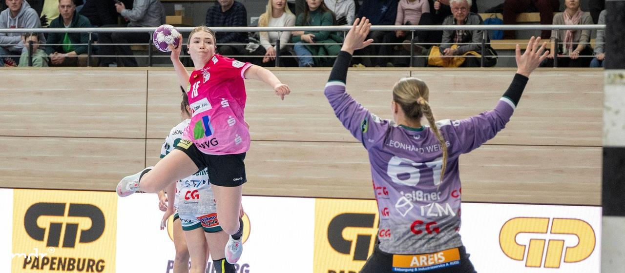 v.li.Fabienne Büch Buech (Halle) und Torhüterin Celina Meissner (Göppingen) | IMAGO / Ballasch v.li.Fabienne Büch Buech (Halle) und Torhüterin Celina Meissner (Göppingen)