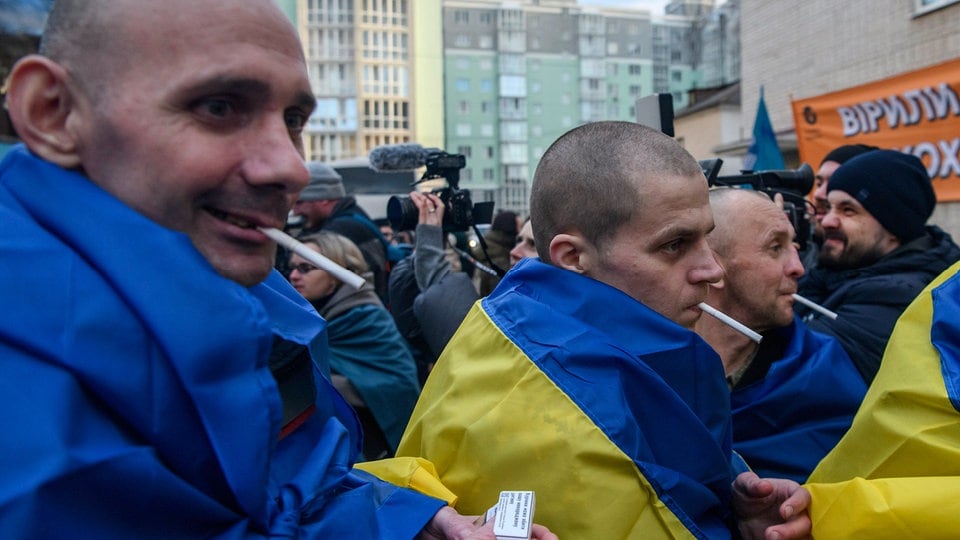 Ukraine-News: Tote in Charkiw und "verwirrende" Gespräche über Austausch von Gefangenen