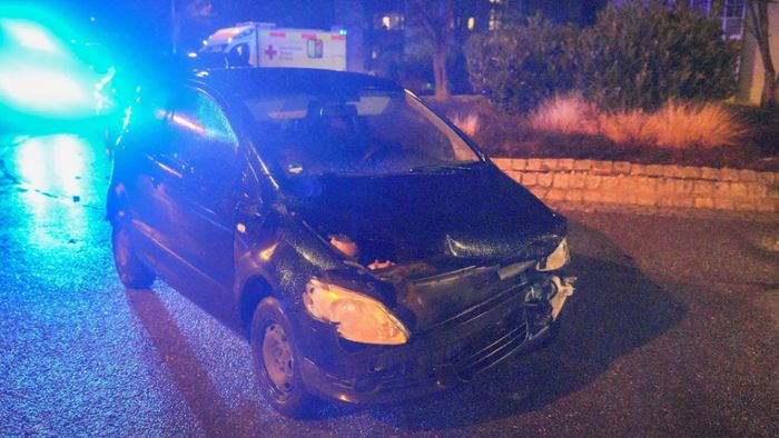 Unfall in Stuttgart-Möhringen: Mercedes und VW stoßen zusammen – eine Person verletzt