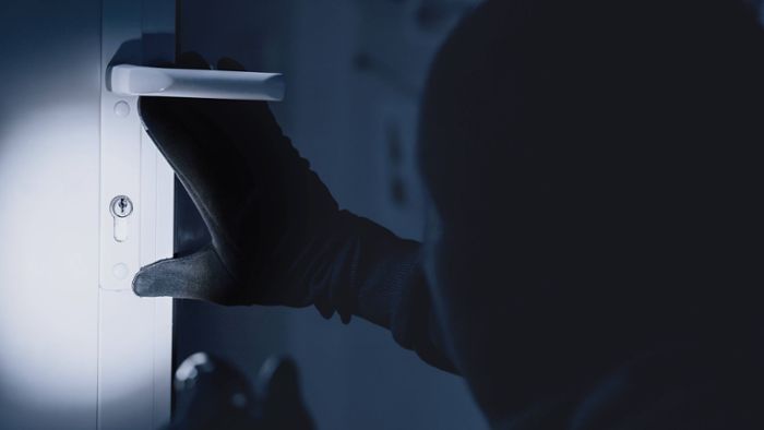 Polizei sucht Zeugen: Einbruchserie über den Jahreswechsel: Schmuck und Bargeld in Stuttgart gestohlen