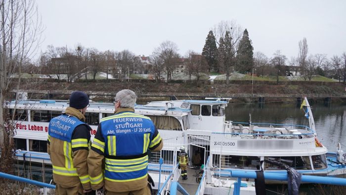Feuerwehreinsatz in Stuttgart: Schiff auf dem Neckar droht zu sinken – Feuerwehr pumpt Wasser ab
