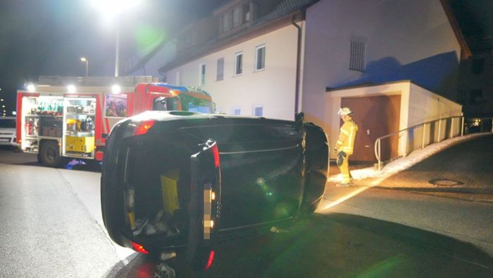 Unfall in Esslingen: Betrunken am Steuer – Auto kippt nach Überholmanöver um