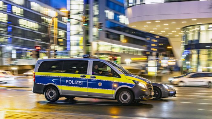 „Solidarität mit Rojava“: Tausende bei Demo in Stuttgart – Polizeibeamte mit Pyrotechnik beworfen