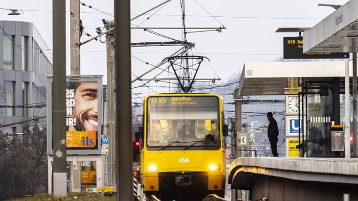 Unfall in Stuttgart-Nord: Auto im Gleisbett – zeitweise Verspätungen und Ausfälle im Stadtbahnverkehr