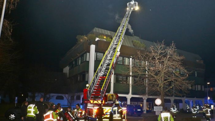 Korntal-Münchingen: Neun Verletzte bei Brand in Mehrfamilienhaus – drei Feuerwehrleute darunter